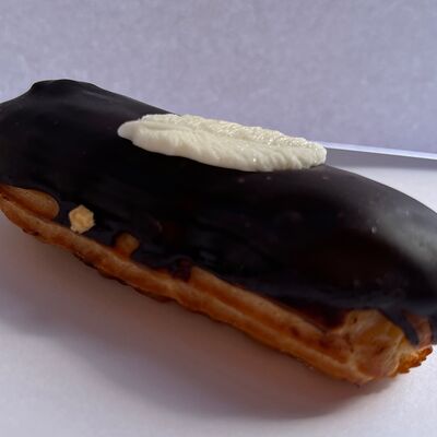 Эклер с ванильным кремом в темной глазури в Кофеин по цене 205