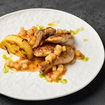 Фермерский цыпленок в соусе из груши с полентой из кукурузы в Urartu по цене 840 ₽