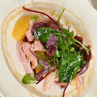 Салат из утки с апельсином, вялеными томатами и соусом горькая карамель в Болконский по цене 840 ₽