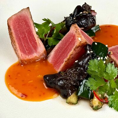 Стейк из тунца с битыми огурцами в По Чесноку по цене 696 ₽