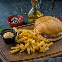 Большой чизбургер в Trattoria