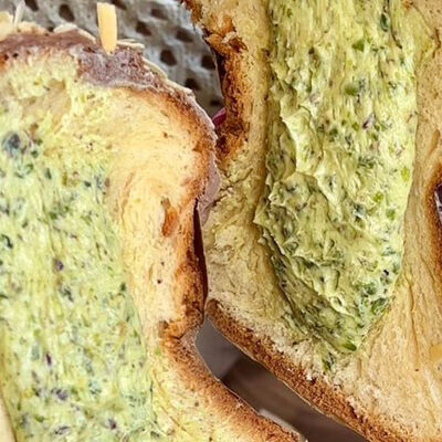 Кулич в молочном шоколаде Фисташка-Малина в Панда по цене 750 ₽