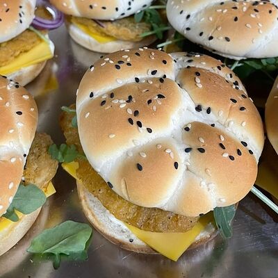 Гамбургер с котлетой из курицы в Кулинария-Тамара по цене 230 ₽