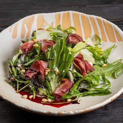 Салат с вяленой уткой, грушей и сыром дор блю в Паб Мира по цене 610 ₽