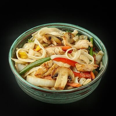 Удон с курицей и шампиньонами в сливочном соусе в RollWok club Азиатская кухня по цене 599 ₽