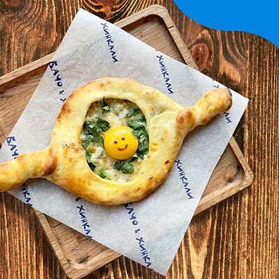 Хачапури по-аджарски с куриным филе и шампиньонами в Бачо&хинкали по цене 524 ₽