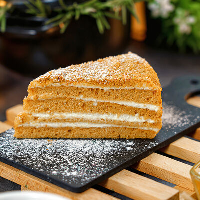 Медовик с соленой карамелью в Гастроугол по цене 300 ₽