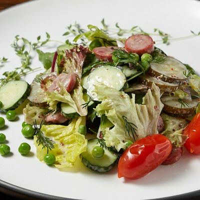 Салат с копченой колбасой, зеленым горош в Линдерхоф по цене 995 ₽