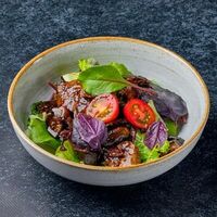 Салат с куриной печенью, овощами и зеленью в Mesto Sushi & Grill
