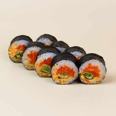 Ролл с лососем и лукомв Суши Сэгун и роллы по цене 489 ₽