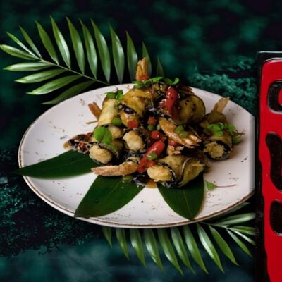 Рулетики из баклажанов с креветкой под соусом в LAOBAN по цене 1450 ₽