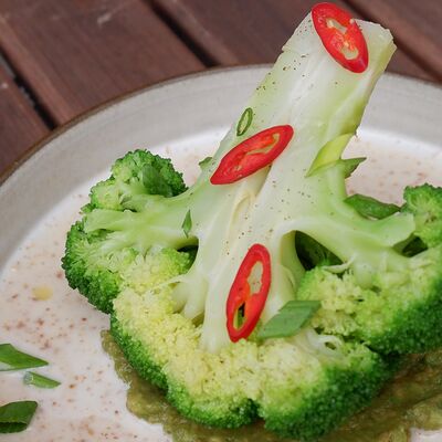 Брокколи, гуакамоле, ореховый соус в Spletnicy cafe по цене 540