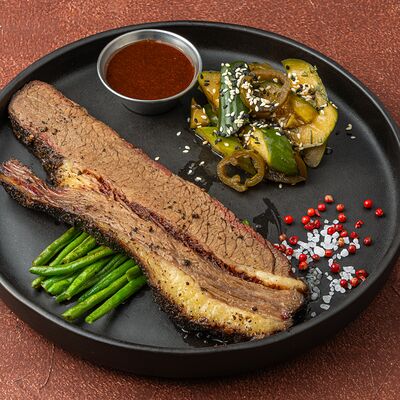 Брискет с кенийской фасолью и битыми огурцами в Привет по цене 1450 ₽