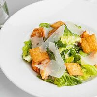 Салат Цезарь с креветками в Mastersuit Cafe