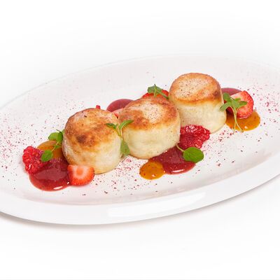 Сырники с клубникой и гелем из манго в Ciro bistro по цене 690 ₽