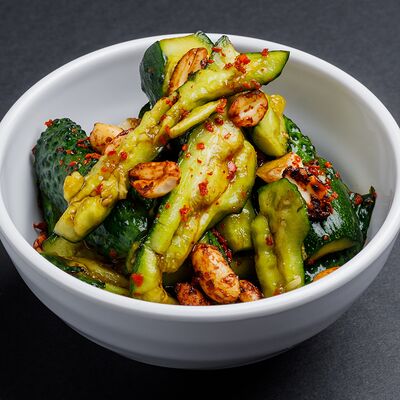 Битые огурцы с пряным арахисом 