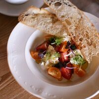 Сыр проволоне аффумикато с томатами, соусом песто и чесночной гренкой в Vivezza