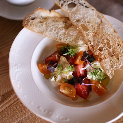 Сыр проволоне аффумикато с томатами, соусом песто и чесночной гренкой в Vivezza по цене 890 ₽