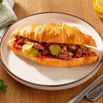 Круассан дог с говяжьей колбаской в Пока горячее по цене 490 ₽