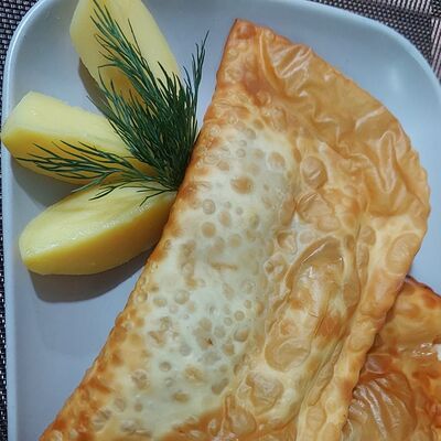 Чебурек с картошкой и зеленью в Хинкальная у лелы по цене 240 ₽