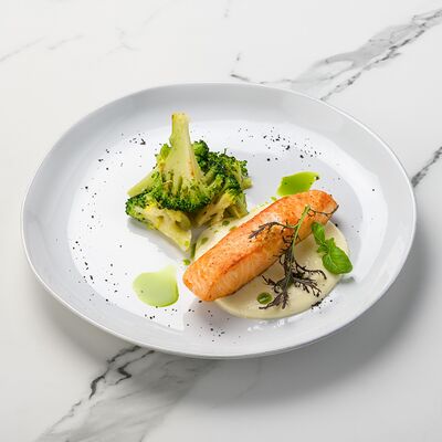 Лосось с брокколи и эспума пармезан в Bruni Prosecco Bar по цене 1590 ₽