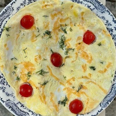 Омлет с черри и сыром в Camon Cafe по цене 390 ₽