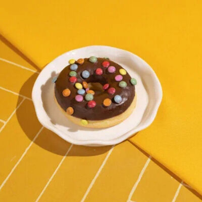 Донат в шоколадной глазури с драже Премиум в Пекарня Буханка по цене 175 ₽