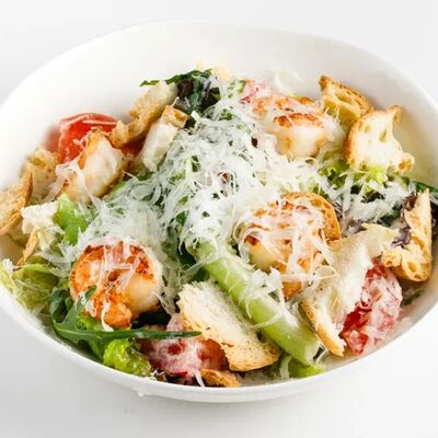 Цезарь с креветками в Гости по цене 590 ₽
