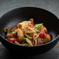 Удон с курицей и овощами в Ikigai