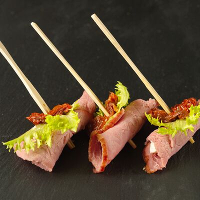 Рулетик с говядиной и томатом в Brusketta.pro по цене 120 ₽