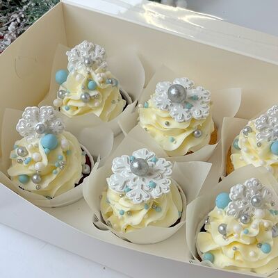 Капкейки с Новым годом белые в Кондитерская Конфетка Питер по цене 1800 ₽