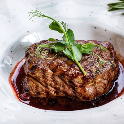 Стейк из говядины под соусом порто в Столица по цене 2300 ₽