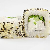 Ролл Калифорния в кунжуте с лососем в Тайкин