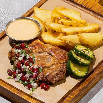 Свиная шея с картофельными лодочками и мясным соусом в Антрекот по цене 775 ₽