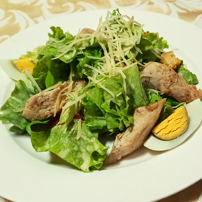 Салат Цезарь с курицей в Любимая по цене 320 ₽