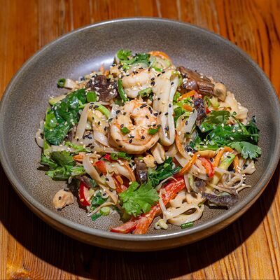 Лапша рисовая с овощами в Кухни Мира по цене 340 ₽