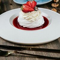 Десерт Павлова с малиновым джемом в Hookah time