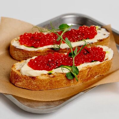 Бутерброд с красной икрой в Голый повар по цене 650 ₽