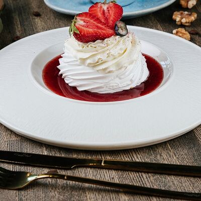 Десерт Павлова с малиновым джемом в Hookah time по цене 430 ₽