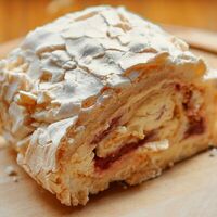 Меренговый рулет с клубникой в Маленькая пекарня Журавлевых