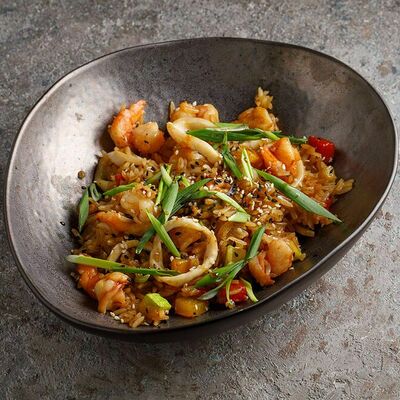 Жареный рис с морепродуктами в Маймун по цене 690