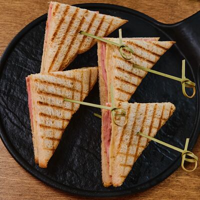 Сэндвич с ветчиной и сыром в Cook cafeshop по цене 390 ₽