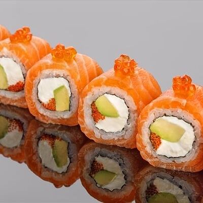 Ролл из лосося с сыром филадельфия в Bluefin по цене 2420 ₽