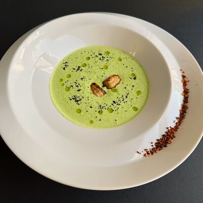 Крем-суп из брокколи с креветками в Трюфель по цене 420 ₽