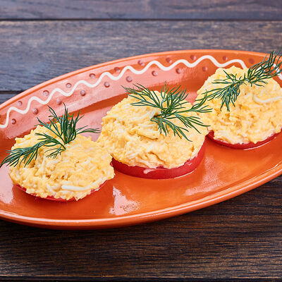 Закусь из помидоров с сыром и чесноком в Корчма по цене 430 ₽