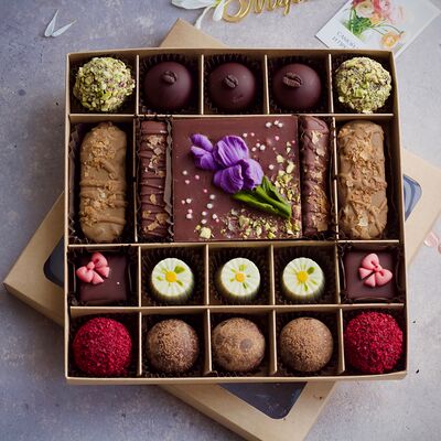 Набор конфет Ирис к 8 марта в Chocoton по цене 3800 ₽