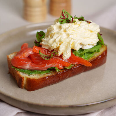 Бенедикт с форелью на бриоши в Bon Bistrot по цене 670 ₽