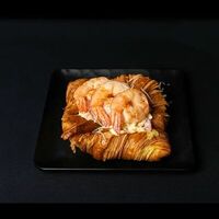 Круассан с начинкой Цезарь с креветкойв Yacht Cafe Sochi