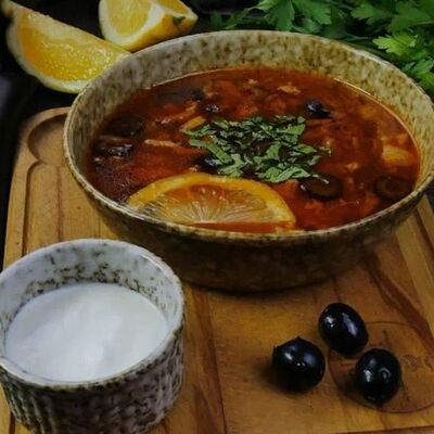 Солянка мясная со сметаной и зеленью в Сели&Поели по цене 390 ₽
