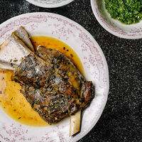 Плечо барашка в травах с жареной картошкой и печеными помидорами в Mama Tuta